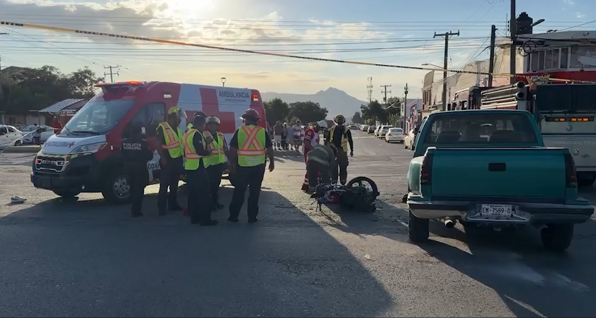 El conductor de la camioneta presuntamente no respetó el paso de la motocicleta.