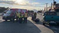 El conductor de la camioneta presuntamente no respetó el paso de la motocicleta.
