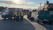 El conductor de la camioneta presuntamente no respetó el paso de la motocicleta.