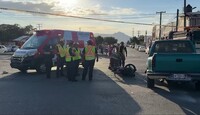 El conductor de la camioneta presuntamente no respetó el paso de la motocicleta.