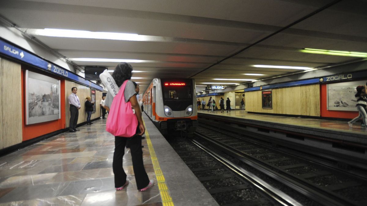 No cruces la línea amarilla mientras esperas el Metro CdMx.