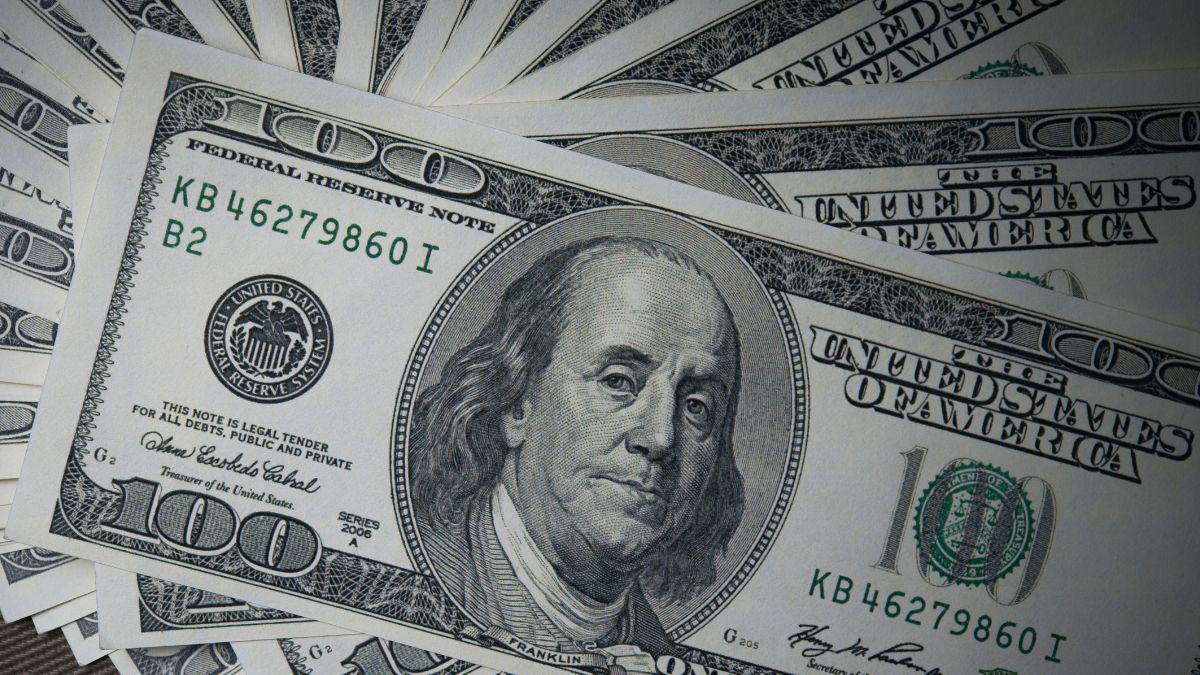 El peso se mantiene bajo las 17 unidades por dólar.