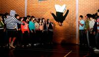 Los estudiantes observan atentos cada movimiento mientras el público decide quién destaca.