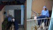Exponen a vecinas de Coyoacán por vandalizar y embarrar excremento en departamentos.