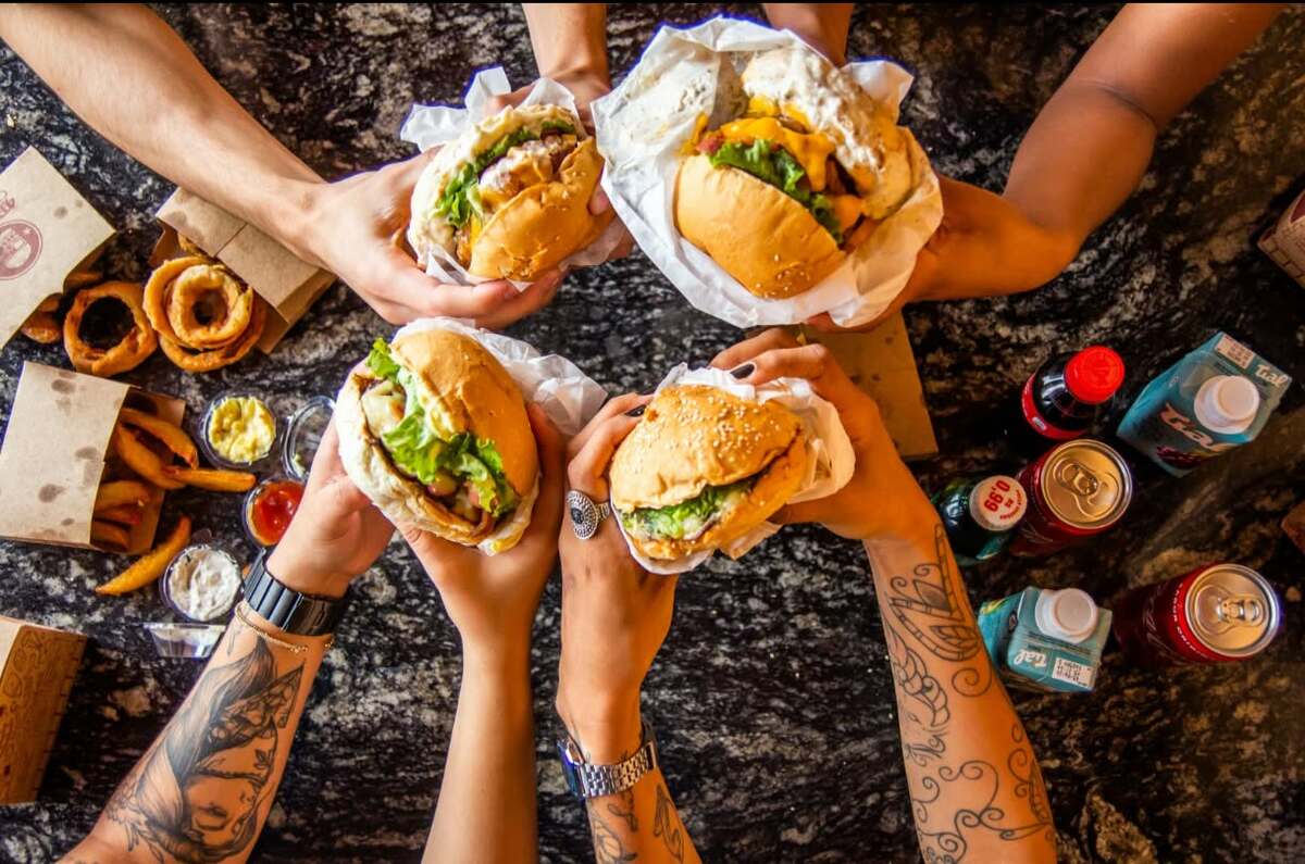 La Firewood Burger incorpora una propuesta de sabor ahumado para los clientes de la cadena.