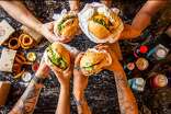 La Firewood Burger incorpora una propuesta de sabor ahumado para los clientes de la cadena.