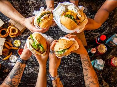 La Firewood Burger incorpora una propuesta de sabor ahumado para los clientes de la cadena.