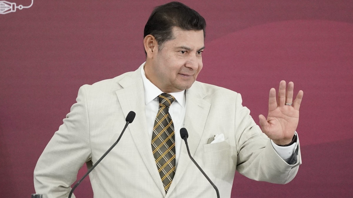 El gobernador Armenta bromeó indicando que lo único que arrojarían estas pruebas serían un "exceso de pozole" / Agencia Es Imagen