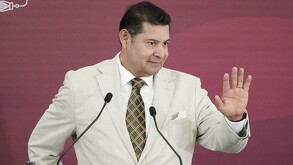El gobernador Armenta bromeó indicando que lo único que arrojarían estas pruebas serían un "exceso de pozole" / Agencia Es Imagen