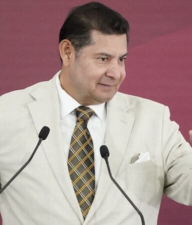 El gobernador Armenta bromeó indicando que lo único que arrojarían estas pruebas serían un "exceso de pozole" / Agencia Es Imagen