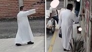 La indumentaria que lleva puesta hace que las personas confíen en él, creyendo que se trata de un sacerdote certificado / Cortesía vecinos de Tehuacán