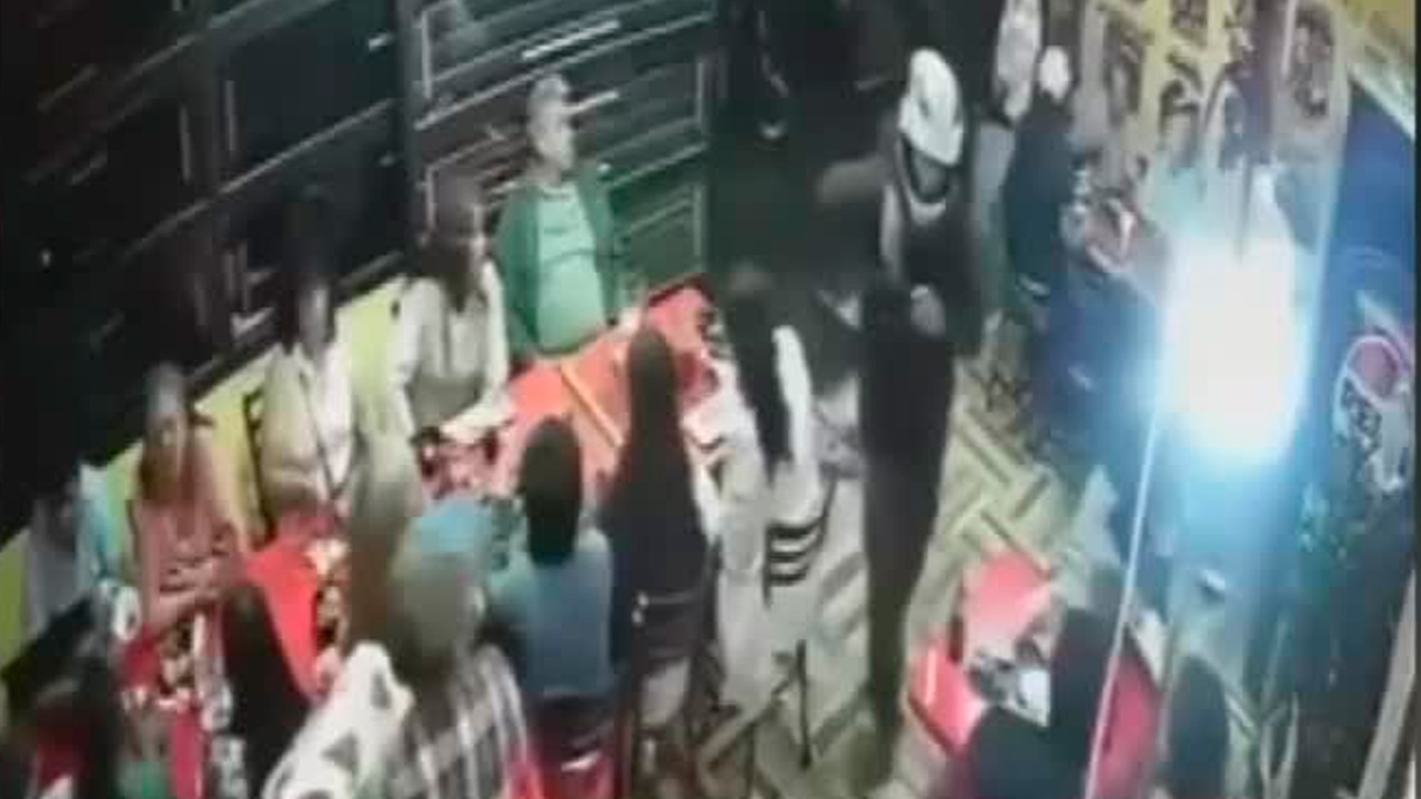 Ixtapaluca: Dos sujetos armados golpean y asaltan a clientes de restaurante