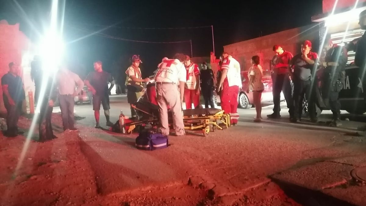 Un joven identificado como Pedro N resultó con lesiones de consideración, por lo que paramédicos de la Cruz Roja lo trasladaron a un nosocomio local.