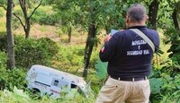 Fue necesario el uso de una grúa para retirar la ambulancia volcada a la altura de una curva de la comunidad de Paso Real / Isabel Zamudio