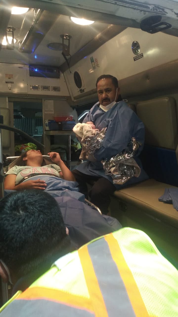 En el lugar, uno de los paramédicos, de nombre David Avilés, ayudó a la joven a dar a luz.