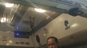 En el lugar, uno de los paramédicos, de nombre David Avilés, ayudó a la joven a dar a luz.