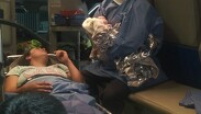 En el lugar, uno de los paramédicos, de nombre David Avilés, ayudó a la joven a dar a luz.
