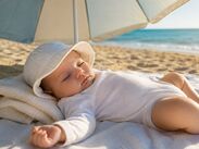 Al no regular bien su temperatura ni poder expresar que tiene calor o sed, el entorno de la playa resulta peligroso para un lactante. (Foto IA)