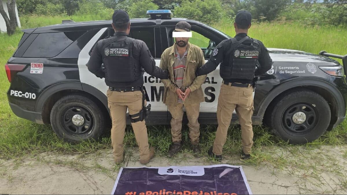 El sujeto intentó huir de los oficiales. | Policía Estatal de Caminos