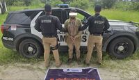 El sujeto intentó huir de los oficiales. | Policía Estatal de Caminos