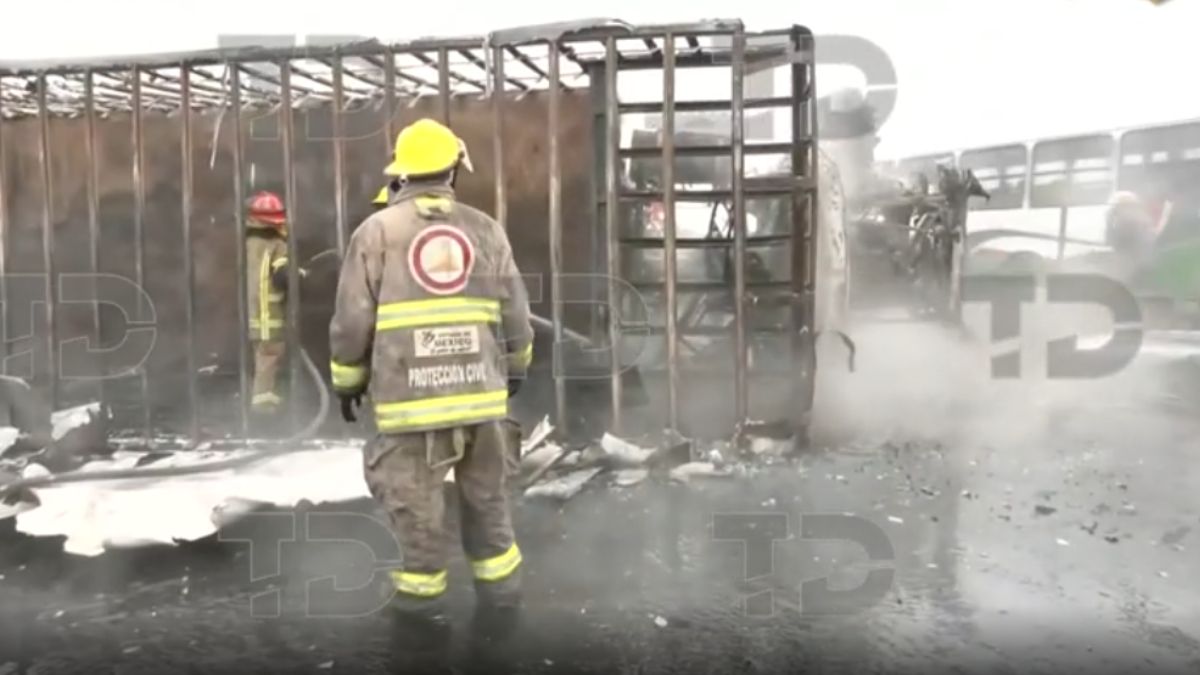Un tráiler volcó a la altura de Tultepec sobre el Circuito Exterior Mexiquense.