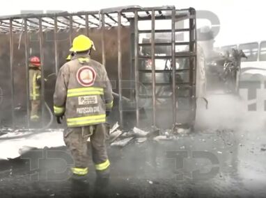 Un tráiler volcó a la altura de Tultepec sobre el Circuito Exterior Mexiquense.