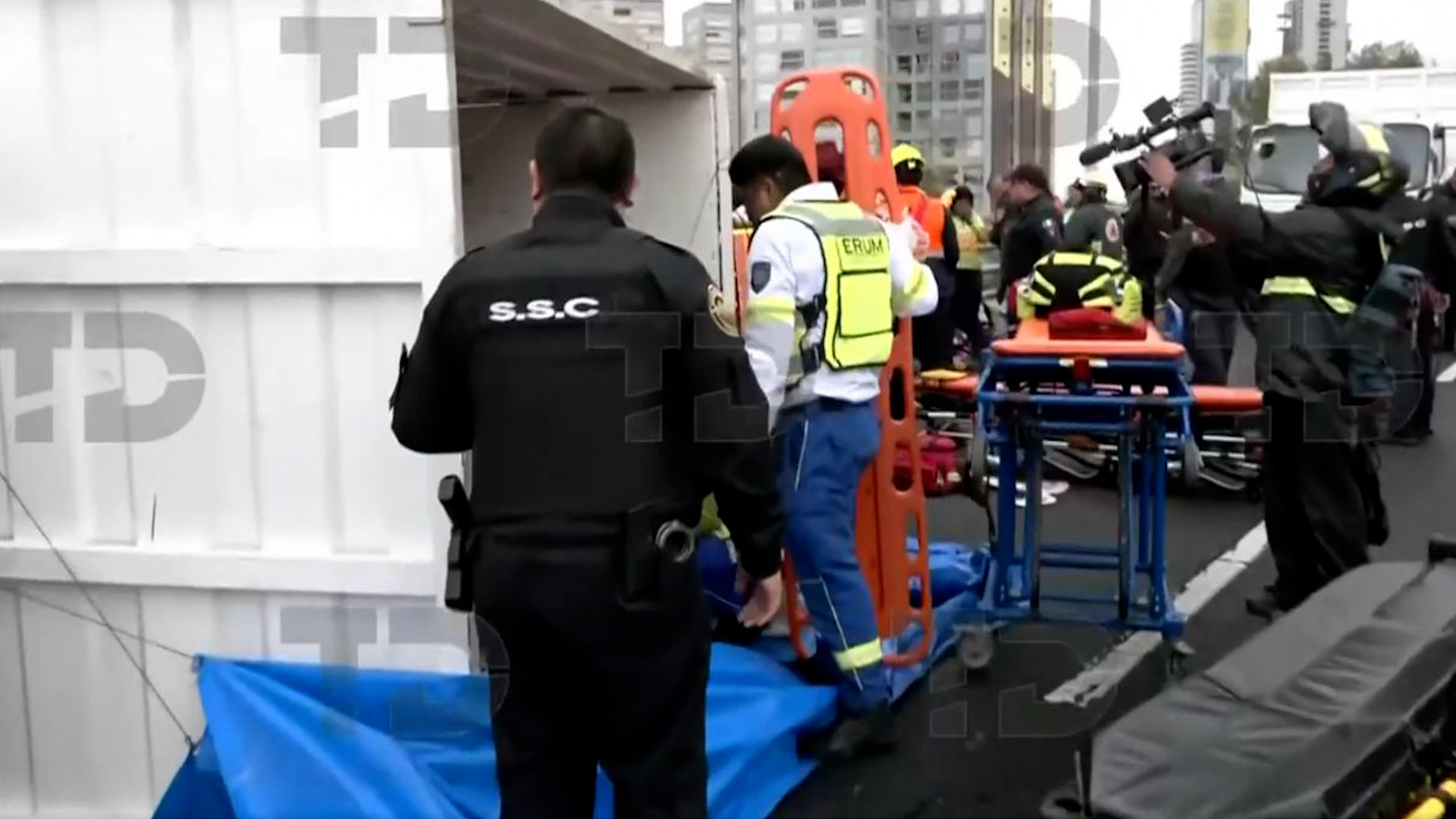 Volcadura de camioneta en Periférico Sur deja 19 trabajadores lesionados