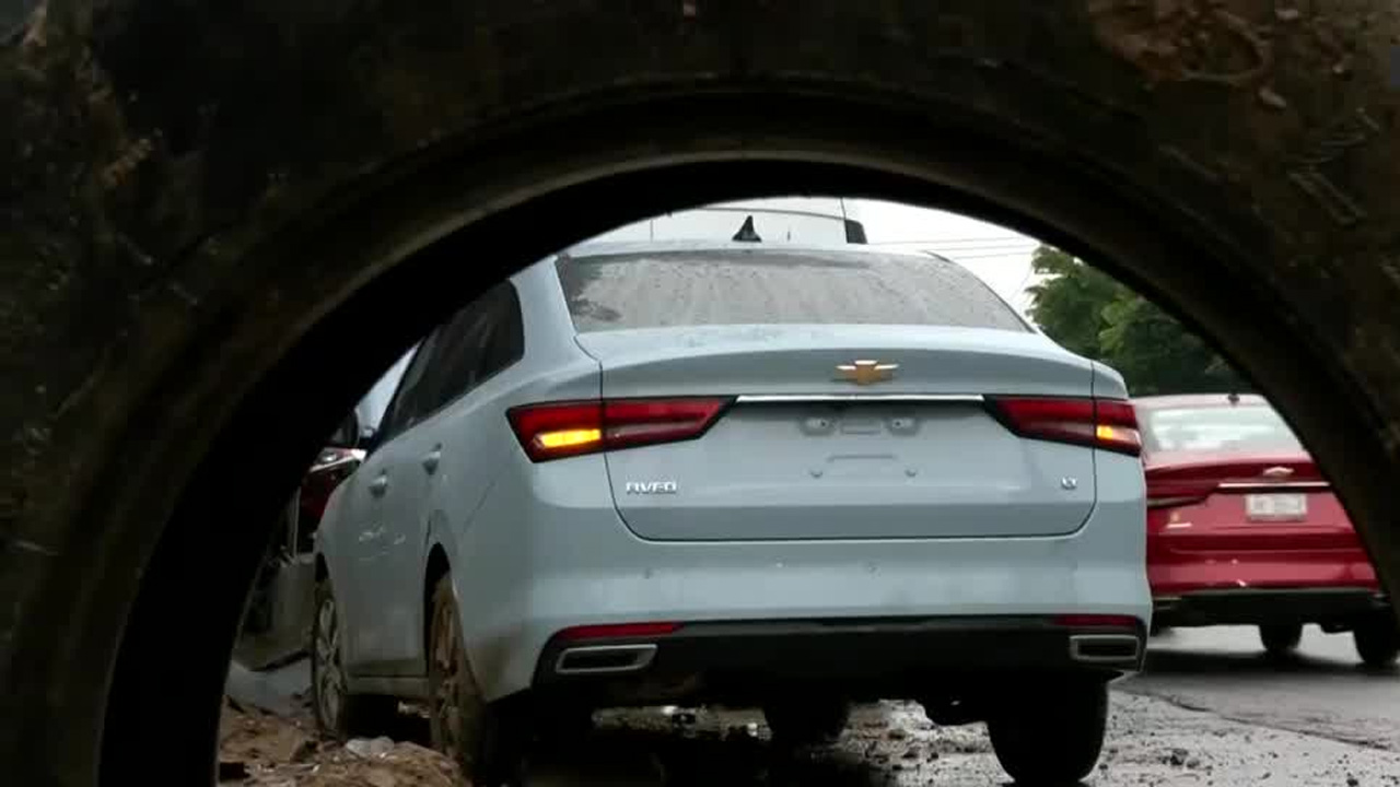 Auto cae en zanja oculta por lluvia en Iztapalapa; no hubo lesionados