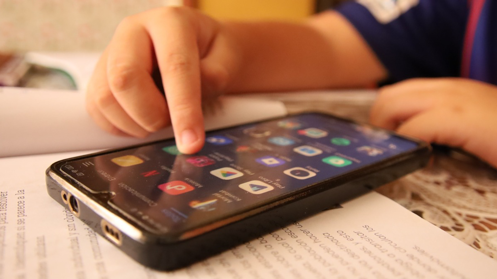 Brugada propone regular el uso de celulares en escuelas de CdMx