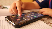 Brugada propone regular el uso de celulares en escuelas de CdMx