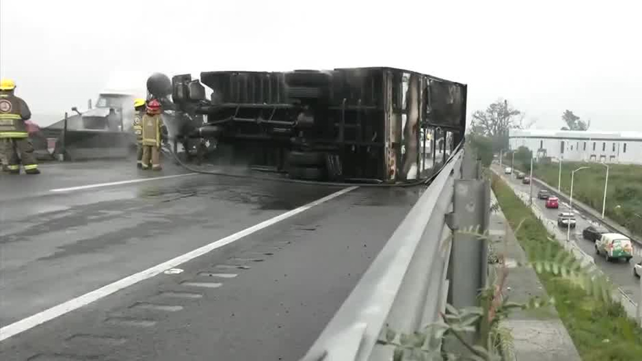 Camión cargado con muebles vuelca y se incendia en el Circuito Mexiquense