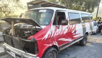 La camioneta tipo Van trasladaba equipo para un puesto de comida.