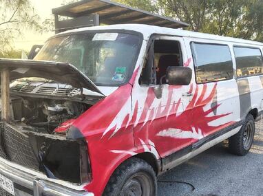 La camioneta tipo Van trasladaba equipo para un puesto de comida.