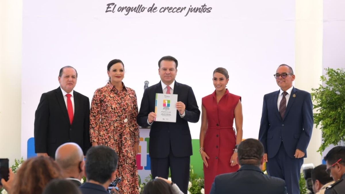 La ceremonia comenzó alrededor de las 10:30 de la mañana con los honores a la bandera, a cargo de la banda de guerra del 72 Batallón de Infantería.