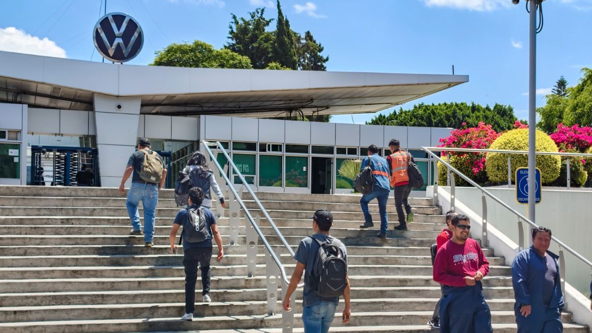 Directivos de Volkswagen de México y la comisión revisora del Sitiavw mantienen negociaciones extraordinarias en la sede de la Secretaría del Trabajo