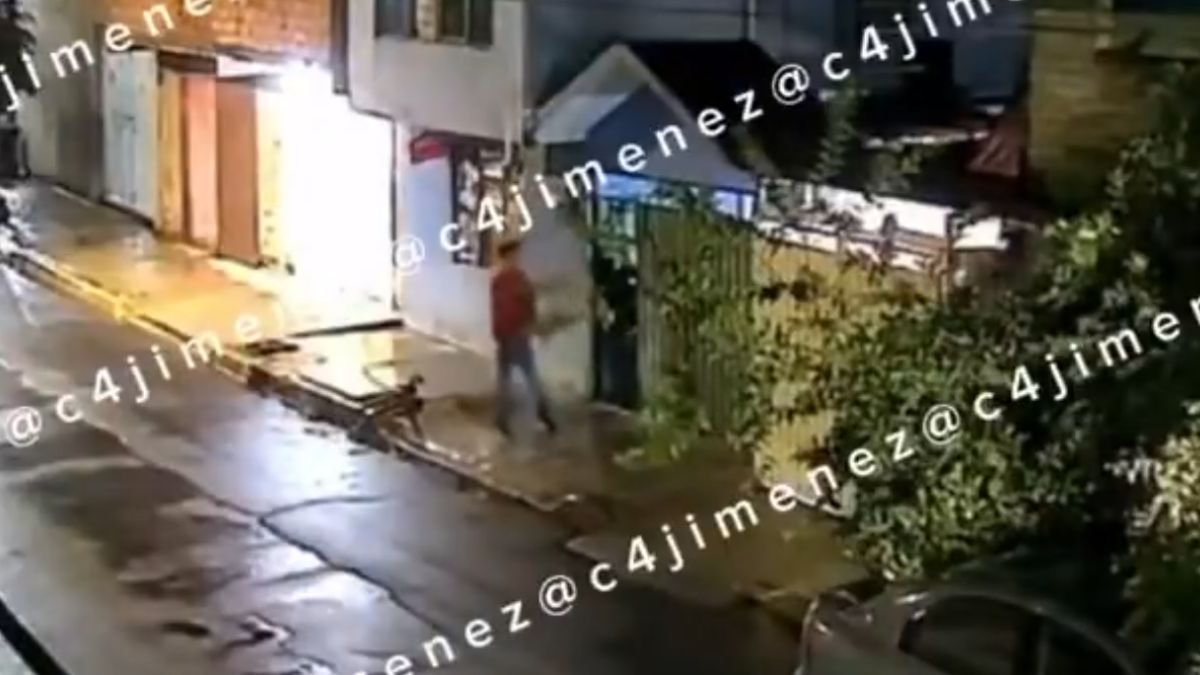 Hombre es captado y denunciado por sus vecinos por lanzar balazos en la calle en Ecatepec.