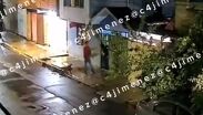 Hombre es captado y denunciado por sus vecinos por lanzar balazos en la calle en Ecatepec.