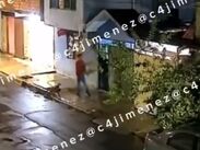 Hombre es captado y denunciado por sus vecinos por lanzar balazos en la calle en Ecatepec.