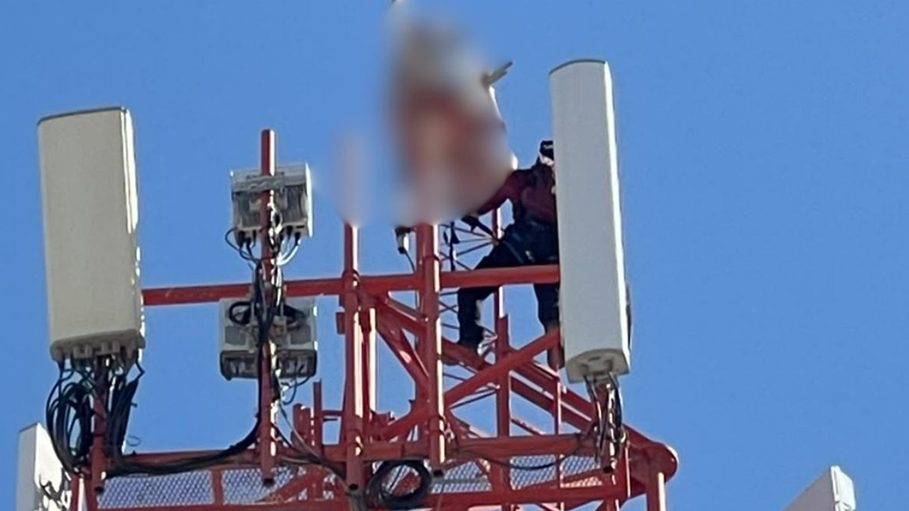 Hombre desnudo sube a antena y amenaza con atentar contra su vida en García