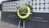 En ese lugar, se observa la corona de flores, misma en la que se lee que proviene de la administración estatal.  | Pedro Delgado