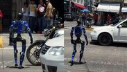 El robot sorprendió a conductores y peatones en la colonia San Juan de Dios. | Imágenes: Fierrobot