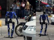 El robot sorprendió a conductores y peatones en la colonia San Juan de Dios. | Imágenes: Fierrobot