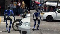 El robot sorprendió a conductores y peatones en la colonia San Juan de Dios. | Imágenes: Fierrobot