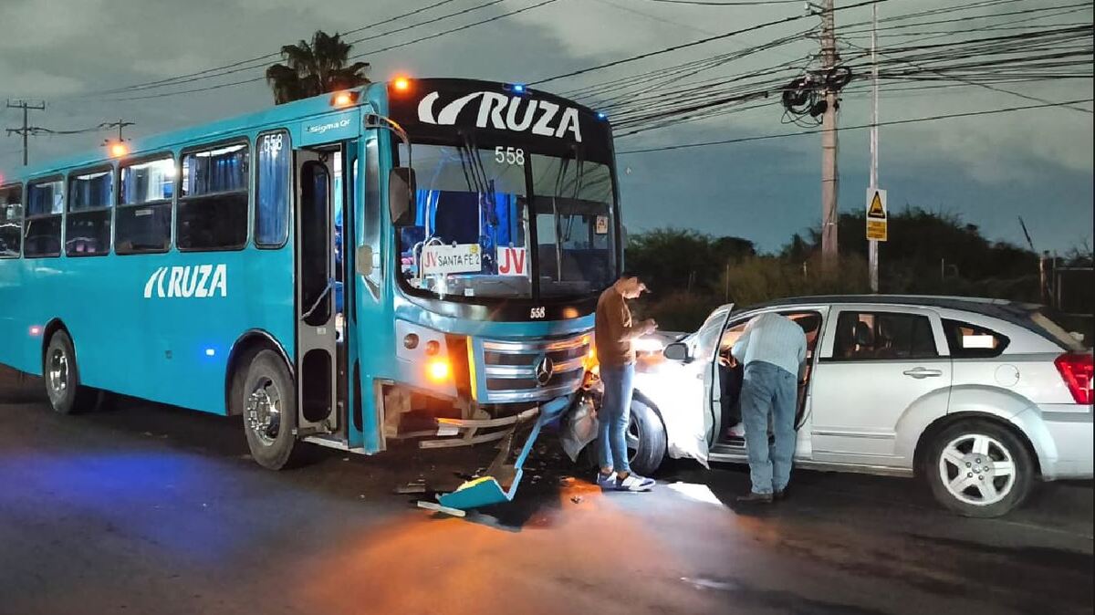 El vehículo compacto habría obstruido el carril contrario.