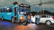 El vehículo compacto habría obstruido el carril contrario.