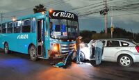 El vehículo compacto habría obstruido el carril contrario.