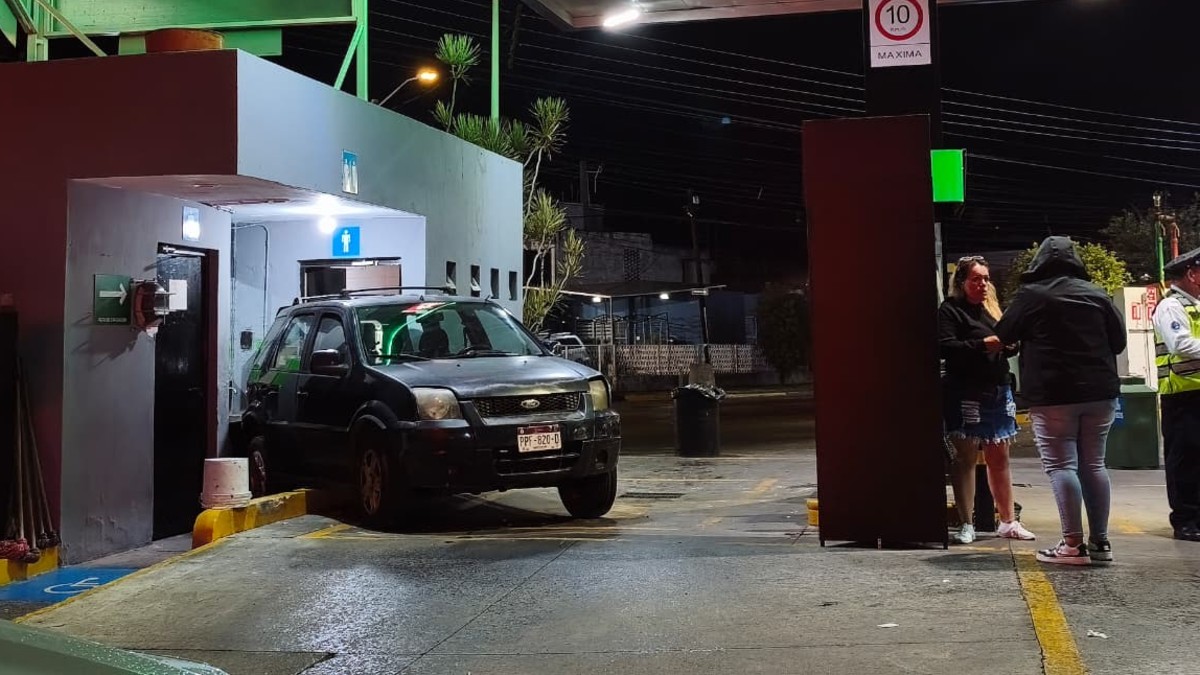 Uno de los vehículos involucrados terminó impactando contra el muro de los baños de la gasolinera