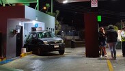 Uno de los vehículos involucrados terminó impactando contra el muro de los baños de la gasolinera