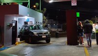Uno de los vehículos involucrados terminó impactando contra el muro de los baños de la gasolinera