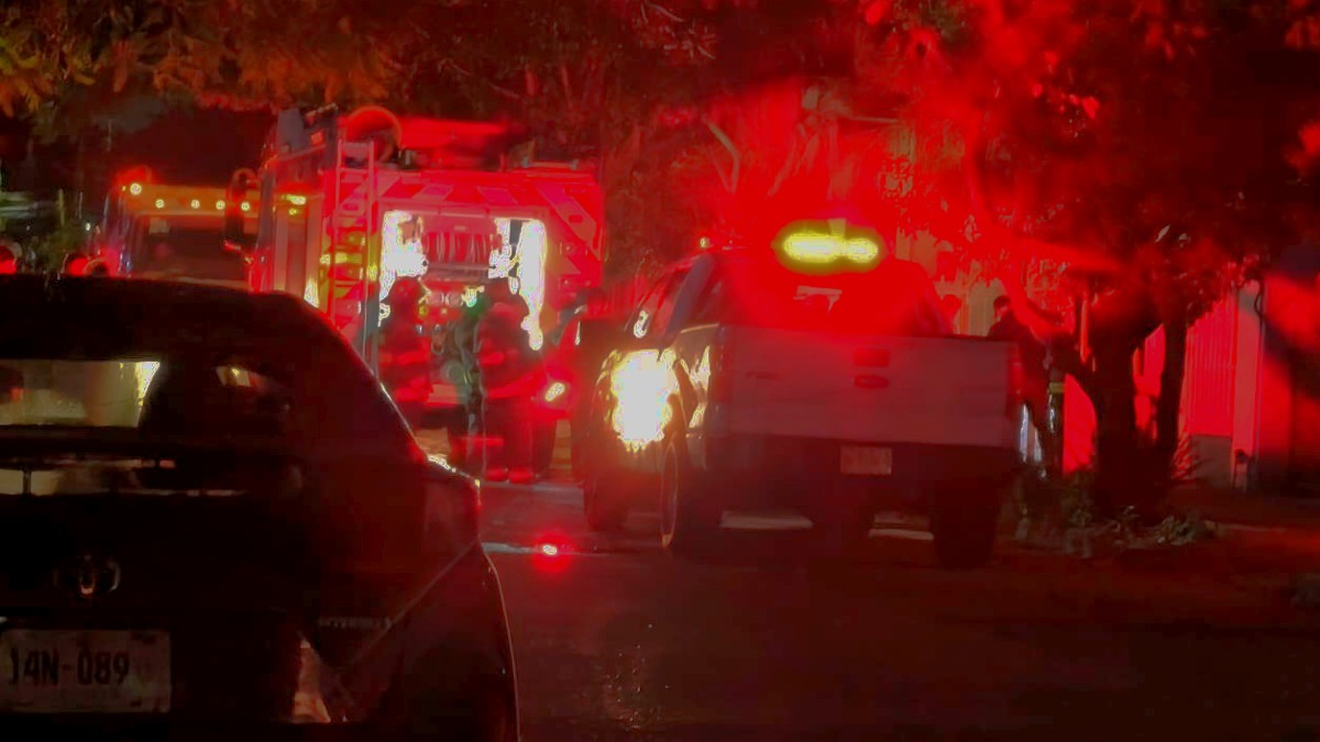 Bomberos de Guadalajara acudieron al cruce de las calles Nuez y Tuna para atender al incendio